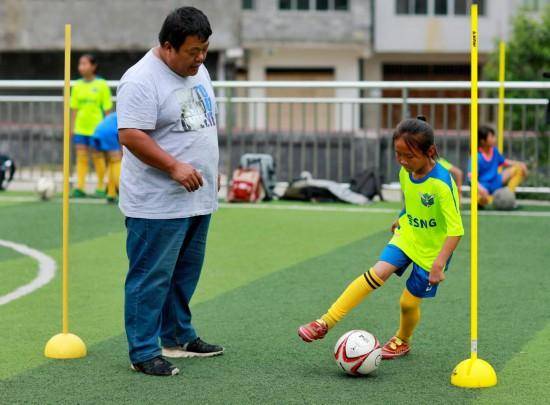 这所乡村小学，足球是孩子们的“翅膀”