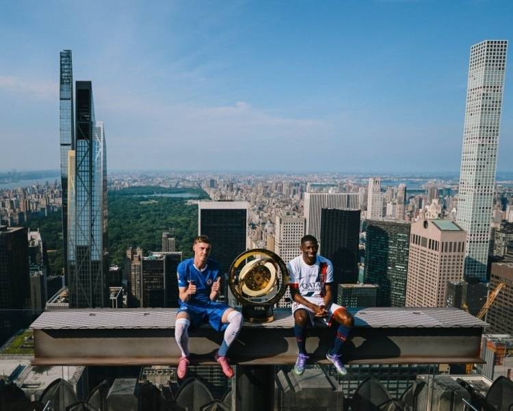 世俱杯决赛预热！帕尔默登贝莱复刻经典 与冠军奖杯高空合影