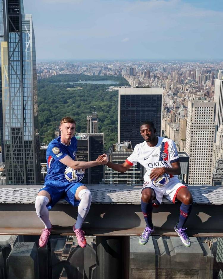 世俱杯决赛预热！帕尔默登贝莱复刻经典 与冠军奖杯高空合影