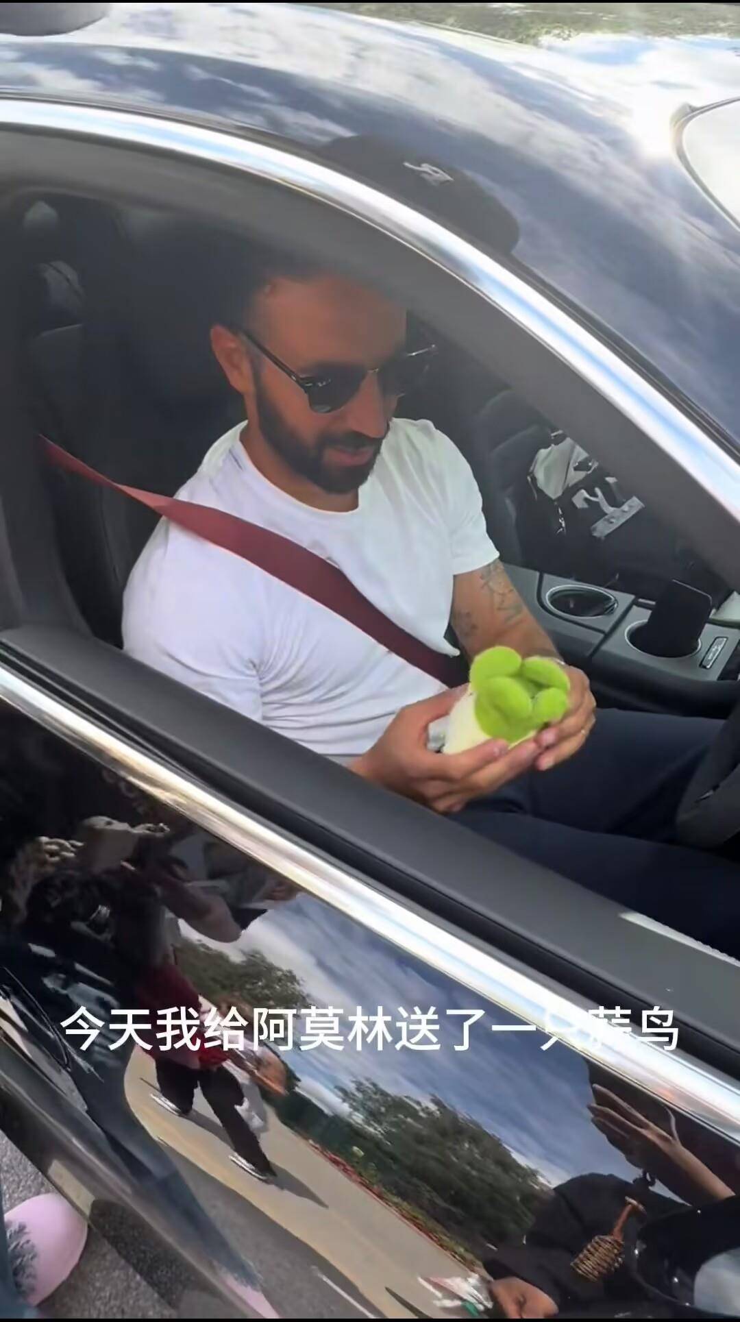 开云-女生在英国将“蒜鸟”送给曼联主帅阿莫林：他非常喜欢，说以后有机会会到武汉