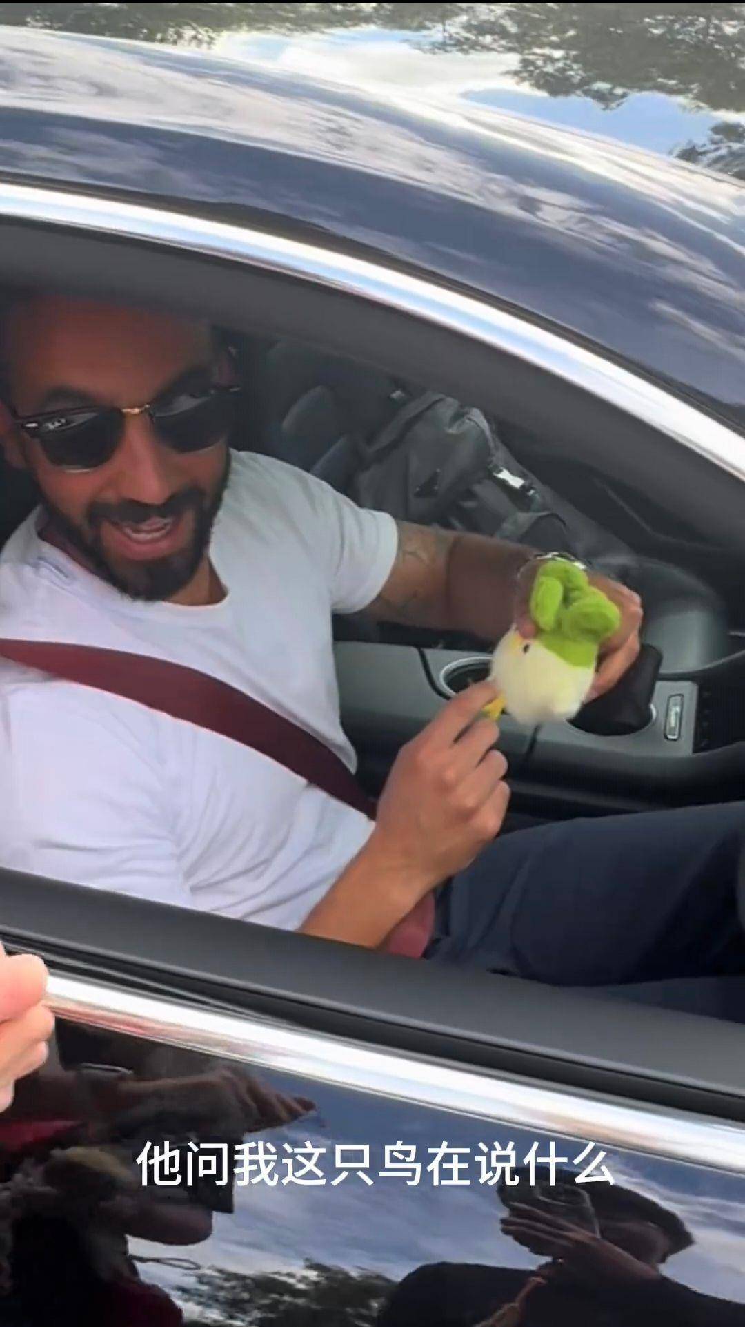 女生在英国将“蒜鸟”送给曼联主帅阿莫林：他非常喜欢，说以后有机会会到武汉