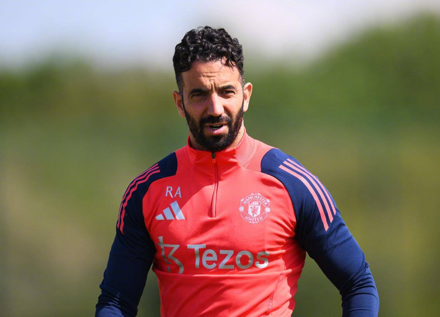 女生在英国将“蒜鸟”送给曼联主帅阿莫林：他非常喜欢，说以后有机会会到武汉