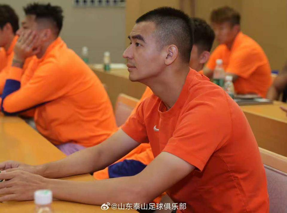 开云体育官网-中超|新规则已经上线，泰山球员集中学习避免犯错