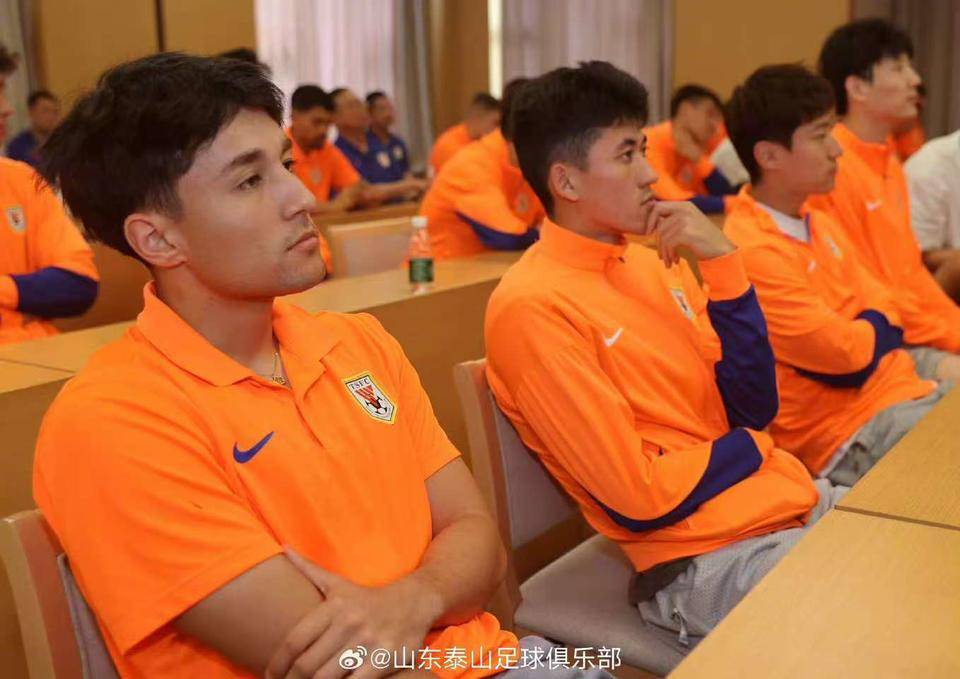 中超|新规则已经上线，泰山球员集中学习避免犯错