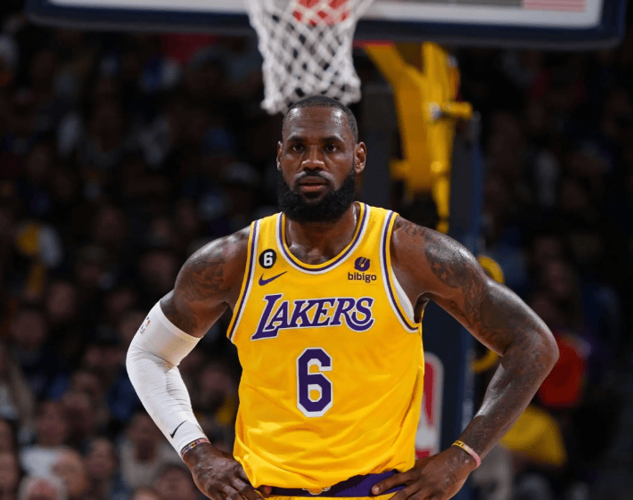 不装了，詹姆斯团队突爆回应！湖人队很意外，球迷：没人尊重抱团