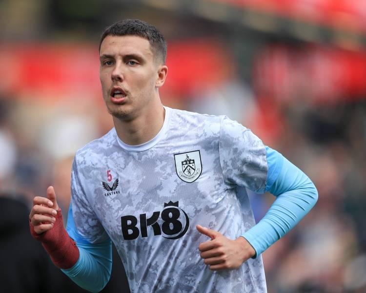 开云体育-天空：伯恩利将与23岁中卫艾斯特福涨薪续约