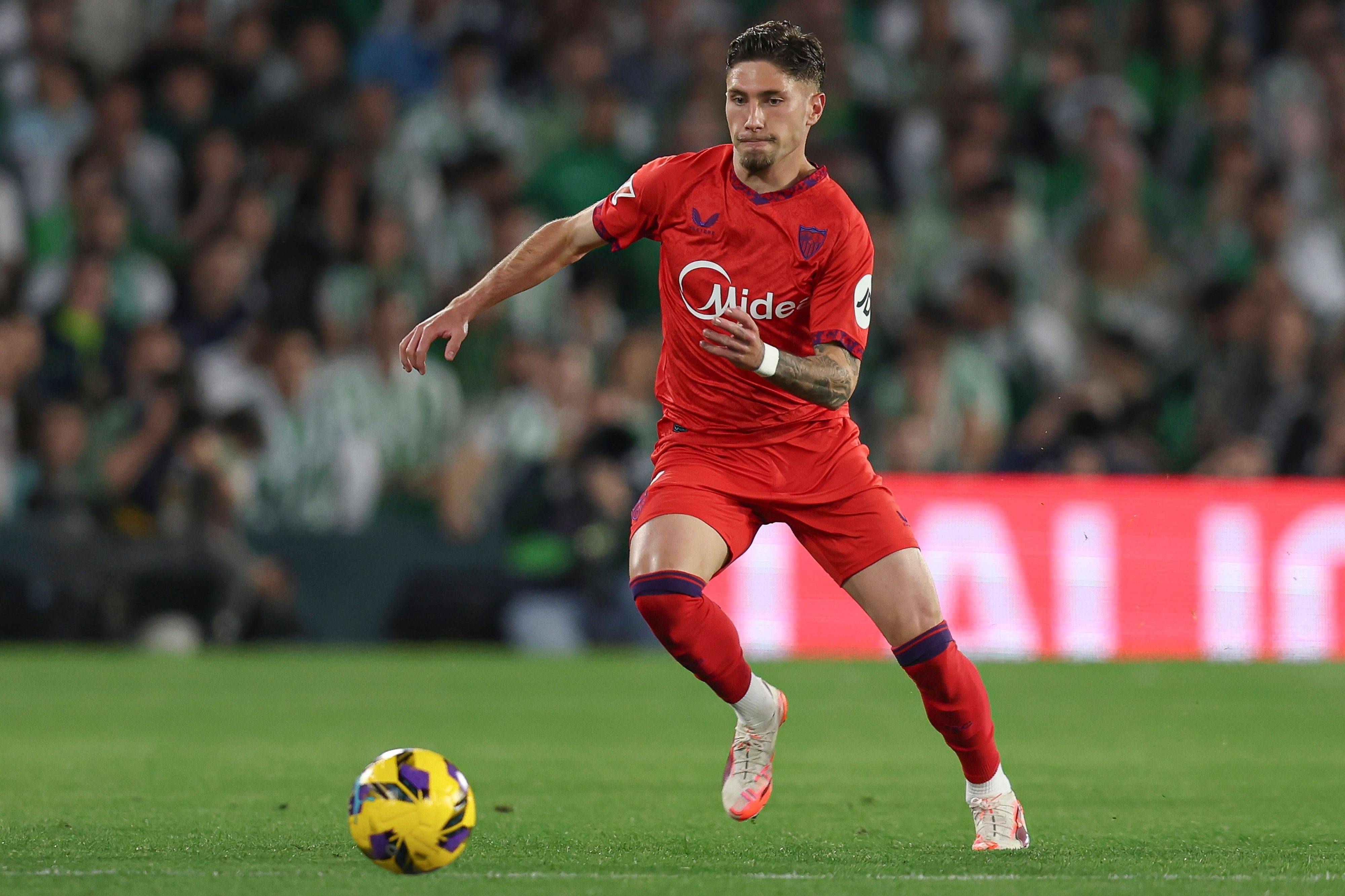 开云体育-罗马诺：诺丁汉森林有意塞维利亚右后卫卡尔莫纳，正深入谈判