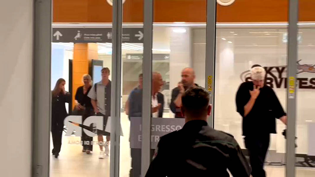 曼联官宣加纳乔4000万转会切尔西，穿桑乔号码！霍伊伦德飞赴体检