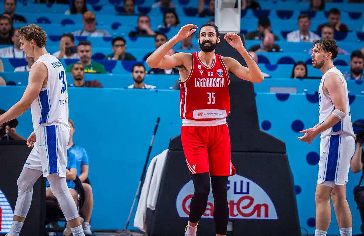 开云体育下载-内线球星在男篮欧锦赛表现抢眼，奥兰多魔术是否应加强他的地位？