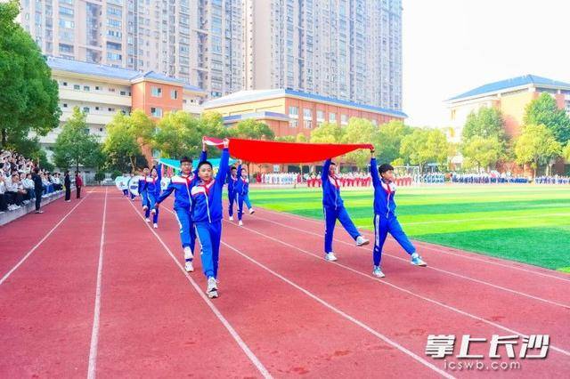 开云体育下载-湘龙小学体育节开幕，汉服方阵、科创小队齐亮相