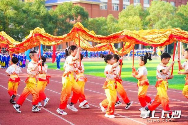 湘龙小学体育节开幕，汉服方阵、科创小队齐亮相